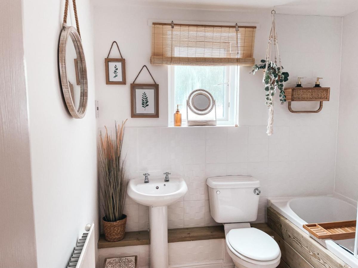 Hollybush Apartment, By Solace Stays Newport  Buitenkant foto