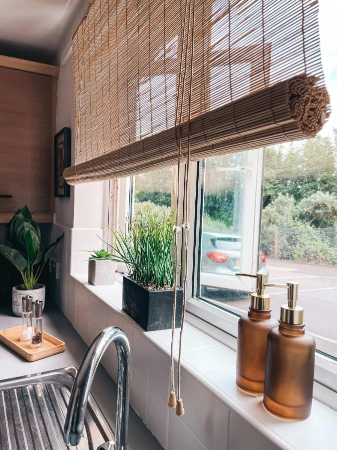 Hollybush Apartment, By Solace Stays Newport  Buitenkant foto